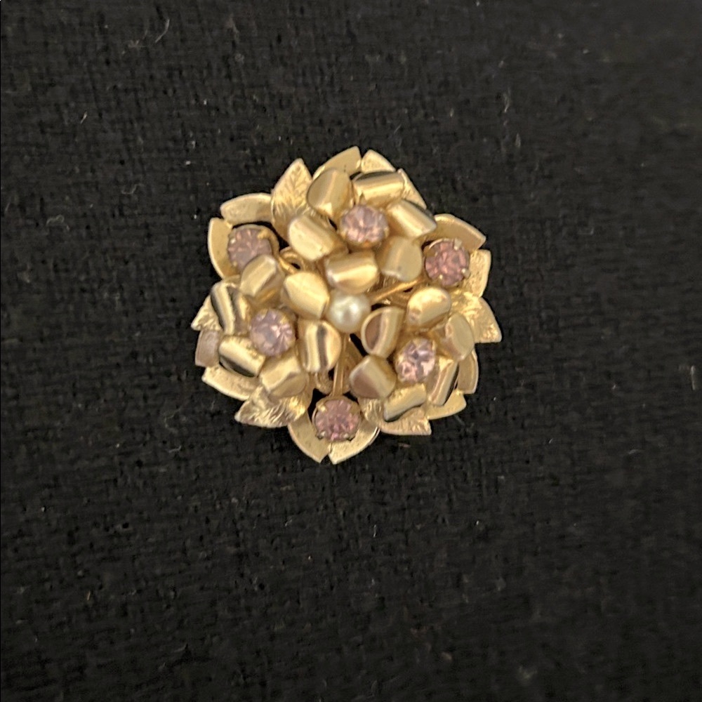 Antique brooch with lavender-pink rhinestones. Pearl center. Approx. 1 1/2’